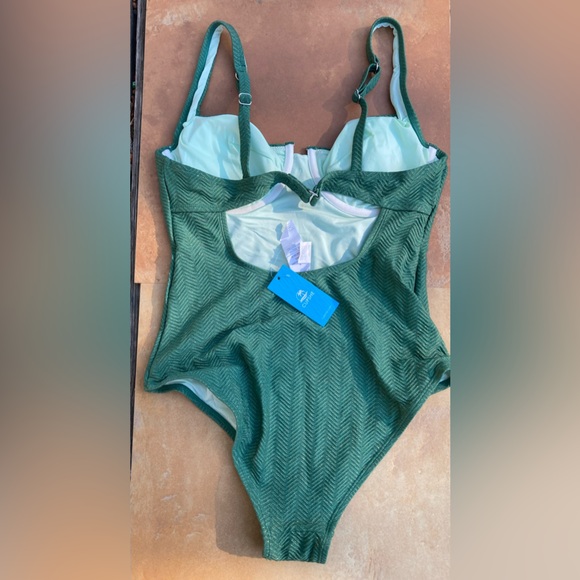 Cupshe Medium Green Wave Underwire One Piece Swimsuit in Emerald. - Picture 5 of 7